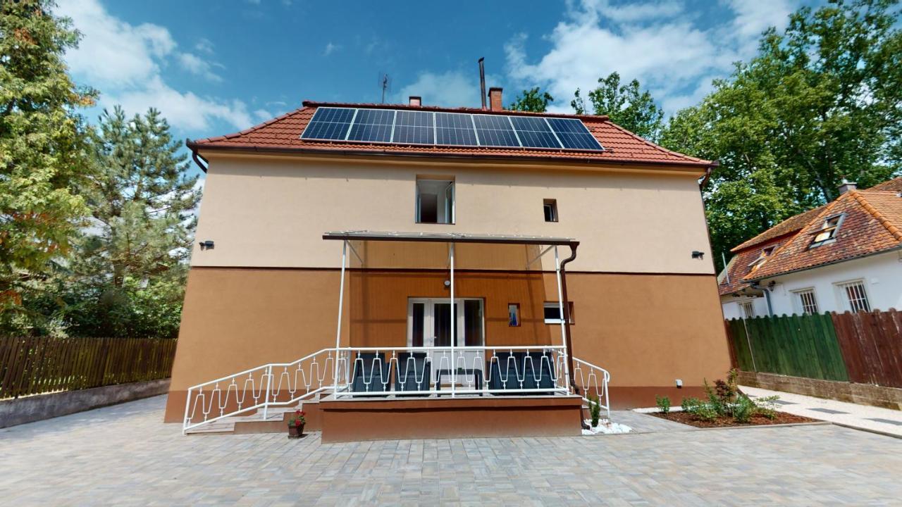 Family Apartman Мисколк Екстериор снимка