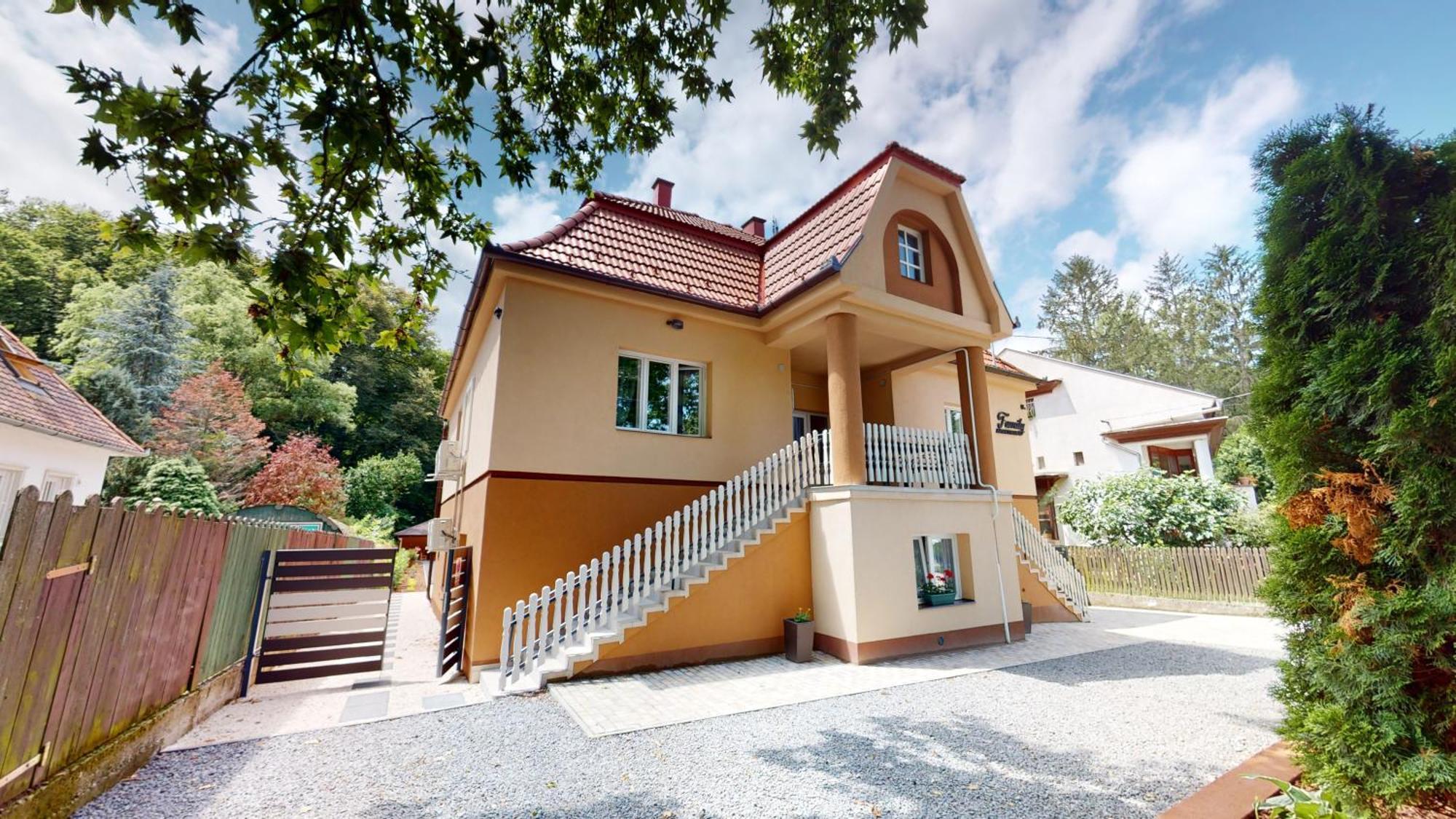 Family Apartman Мисколк Екстериор снимка